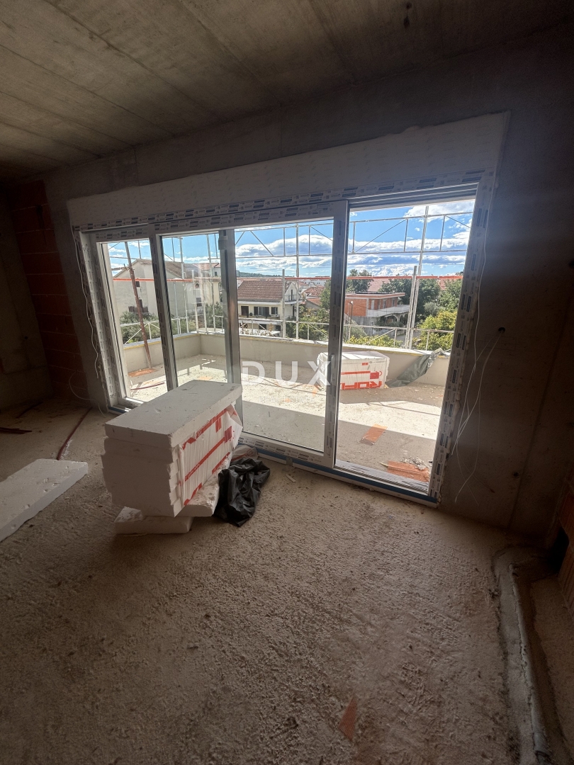 ŠIBENIK, SRIMA - Moderno trisobno stanovanje v novogradnji, 300 m od peščene plaže