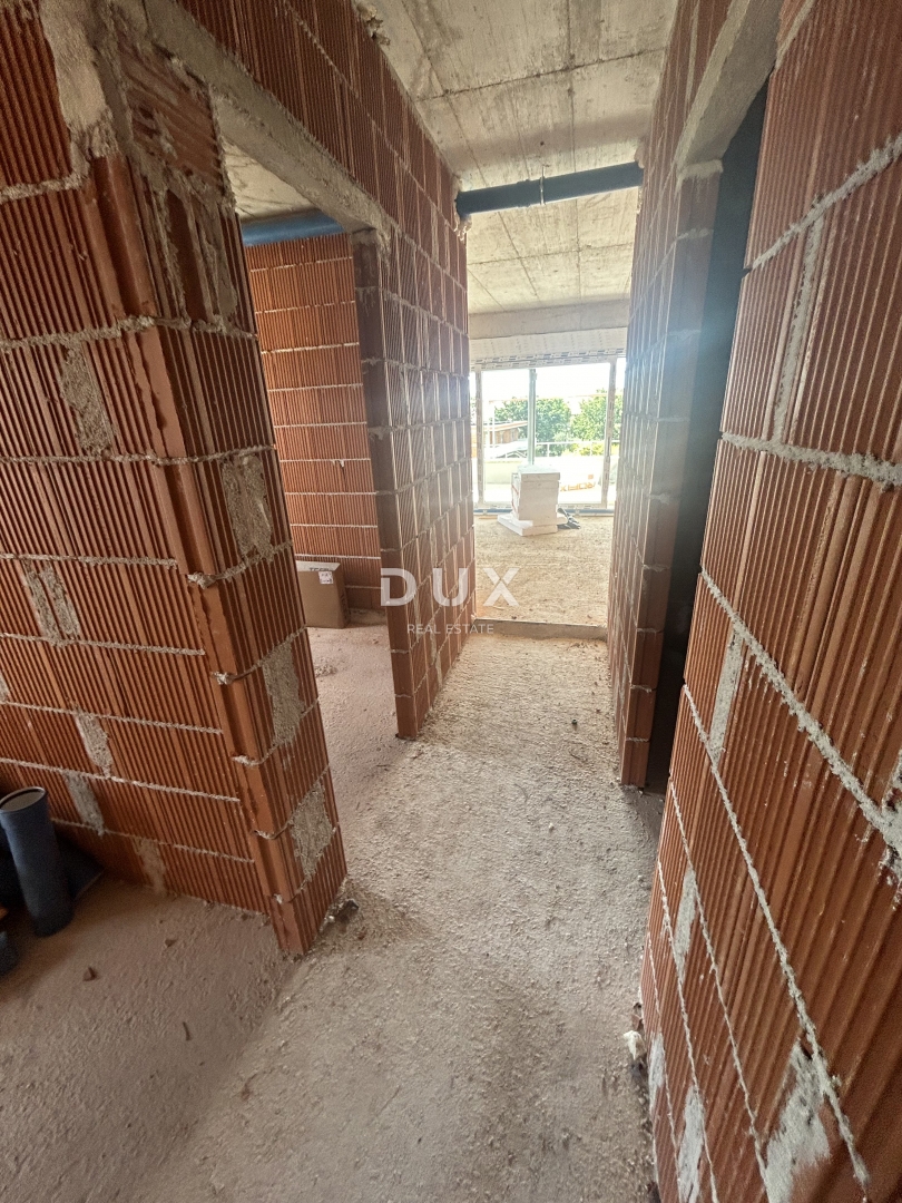 ŠIBENIK, SRIMA - Moderno trisobno stanovanje v novogradnji, 300 m od peščene plaže