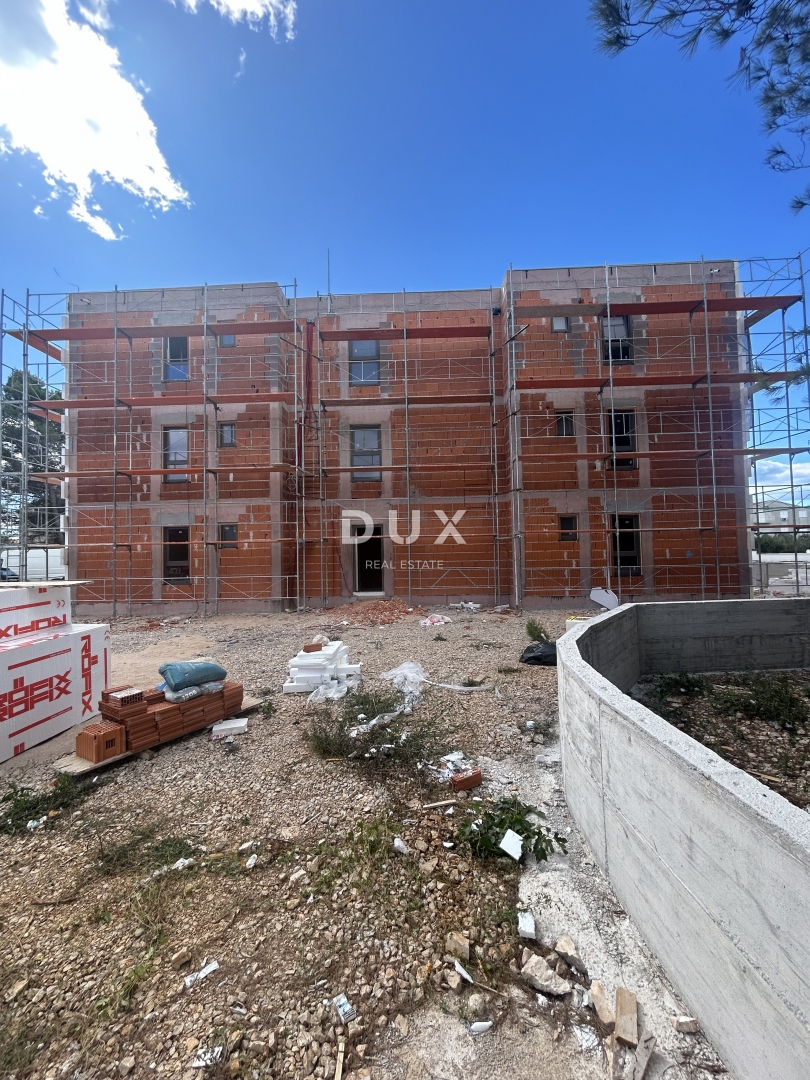 ŠIBENIK, SRIMA - Moderno trisobno stanovanje v novogradnji, 300 m od peščene plaže