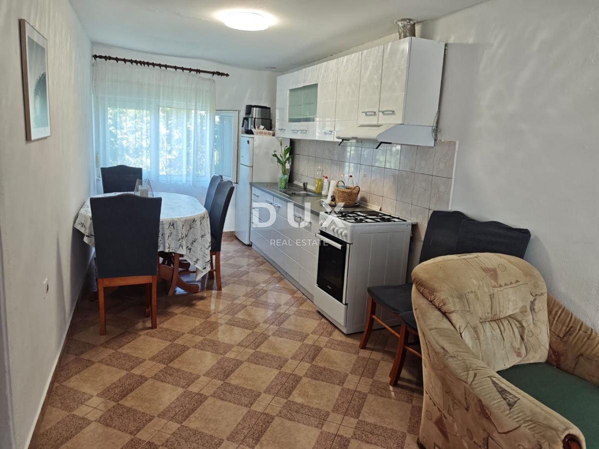 ZADAR, LJUBAC - PRILOŽNOST! Dvonadstropna hiša z dvoriščem!