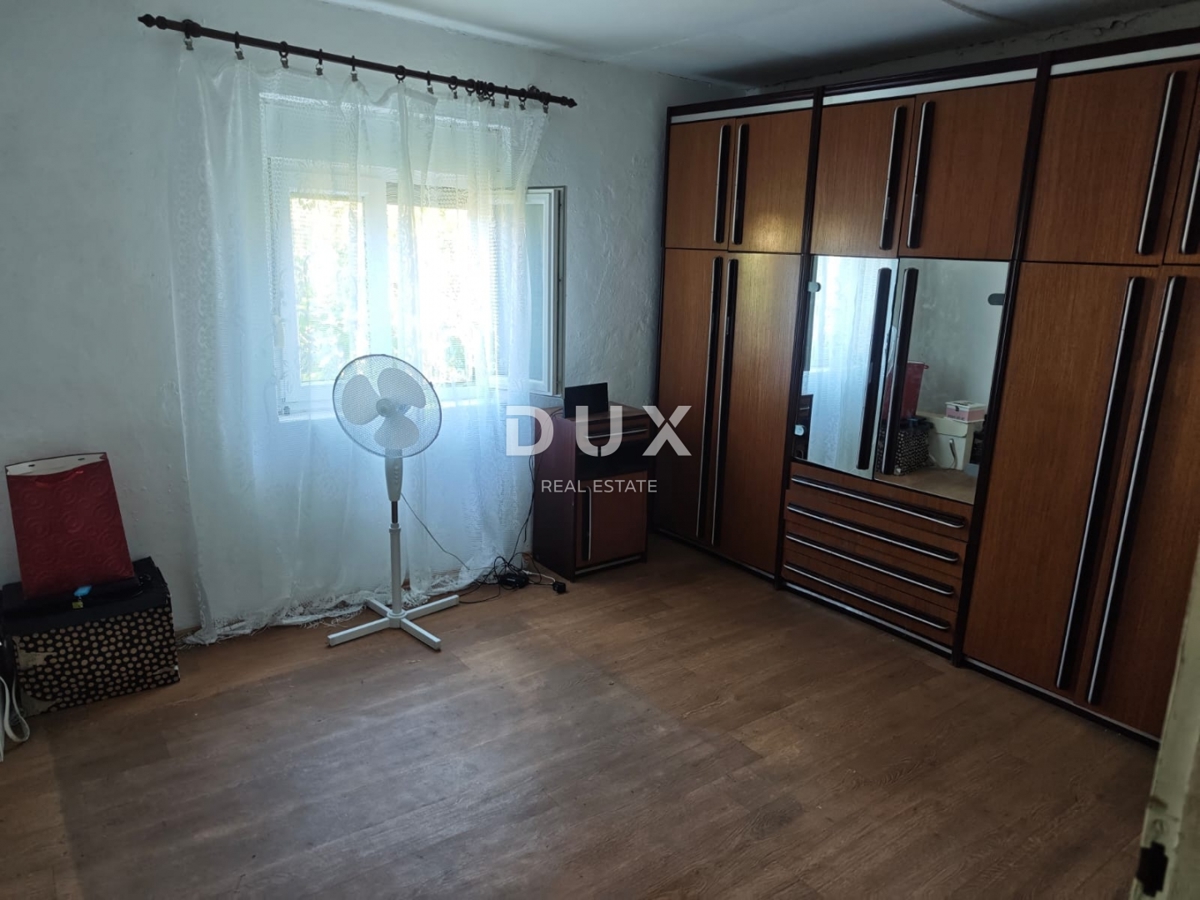 ZADAR, LJUBAC - PRILOŽNOST! Dvonadstropna hiša z dvoriščem!