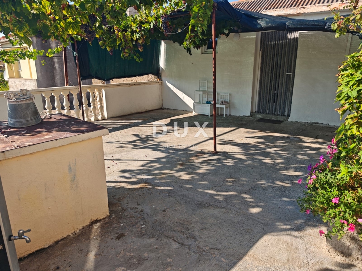 ZADAR, LJUBAC - PRILOŽNOST! Dvonadstropna hiša z dvoriščem!