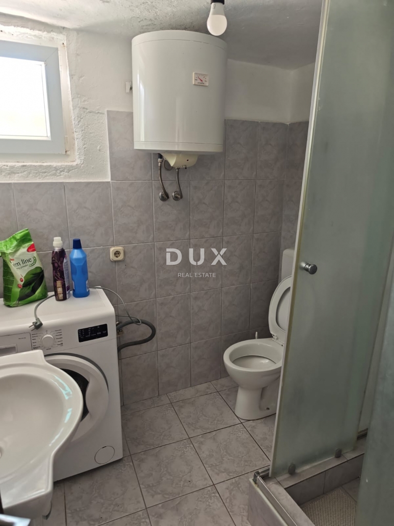 ZADAR, LJUBAC - PRILOŽNOST! Dvonadstropna hiša z dvoriščem!