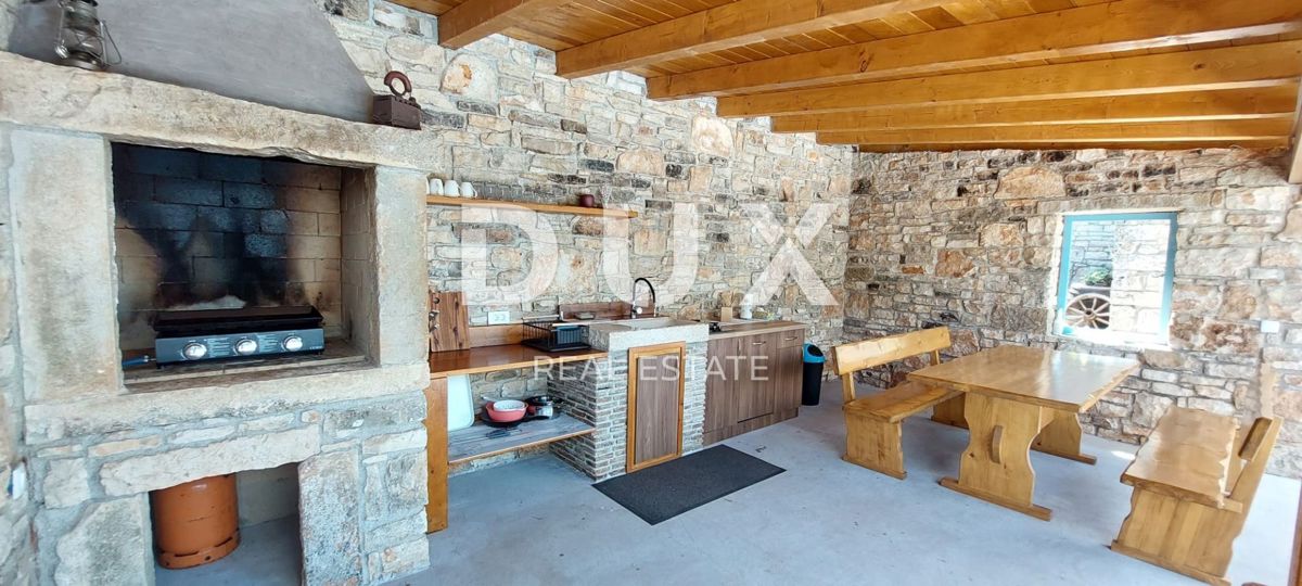 ISTRA, SVETI LOVREČ – Avtohtona kamnita vila z bazenom in 5000 m² zasebne posesti