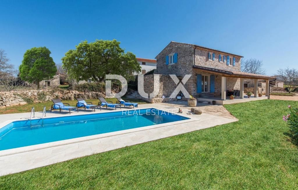 ISTRA, SVETI LOVREČ – Avtohtona kamnita vila z bazenom in 5000 m² zasebne posesti