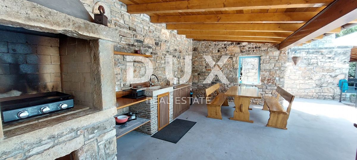 ISTRA, SVETI LOVREČ – Avtohtona kamnita vila z bazenom in 5000 m² zasebne posesti