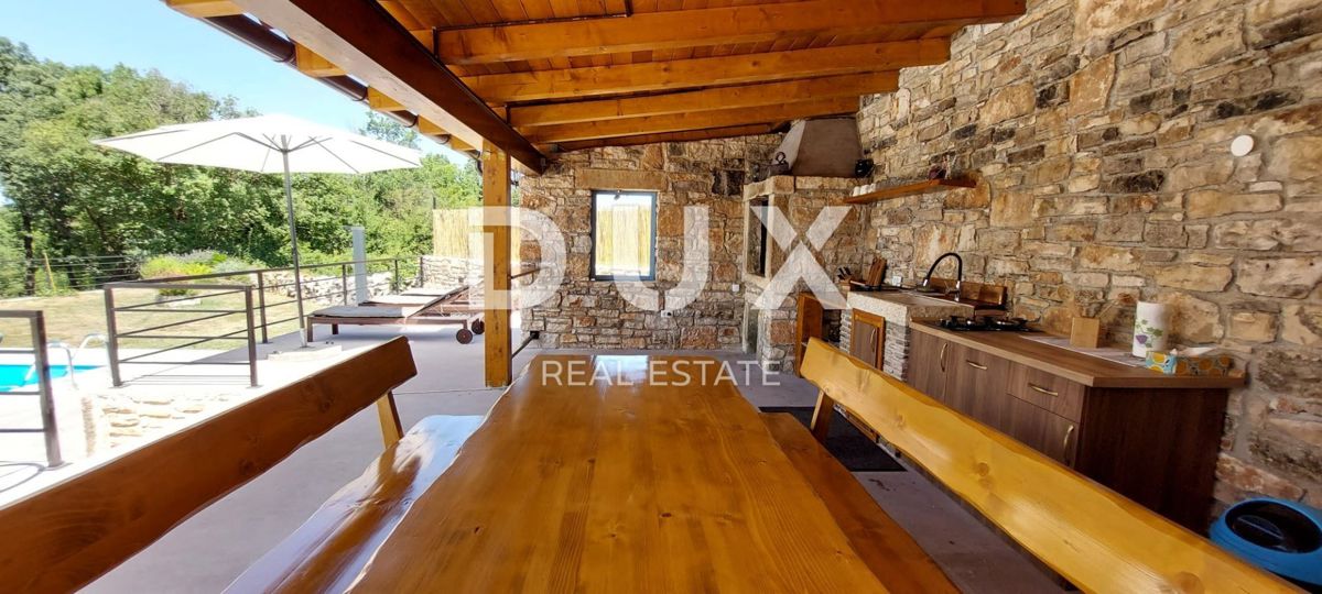 ISTRA, SVETI LOVREČ – Avtohtona kamnita vila z bazenom in 5000 m² zasebne posesti