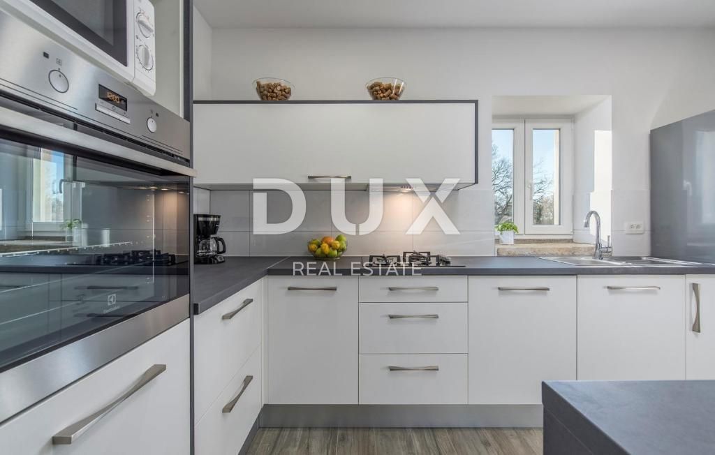 ISTRA, SVETI LOVREČ – Avtohtona kamnita vila z bazenom in 5000 m² zasebne posesti