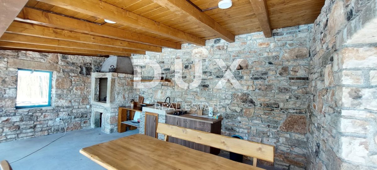 ISTRA, SVETI LOVREČ – Avtohtona kamnita vila z bazenom in 5000 m² zasebne posesti