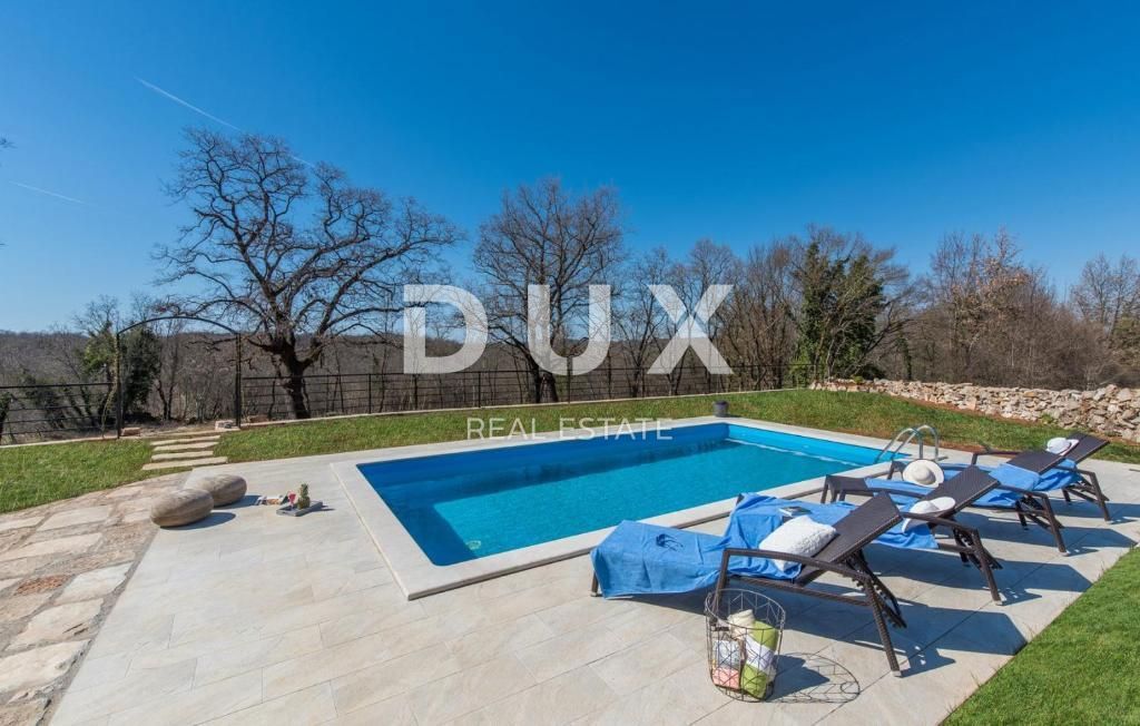 ISTRA, SVETI LOVREČ – Avtohtona kamnita vila z bazenom in 5000 m² zasebne posesti