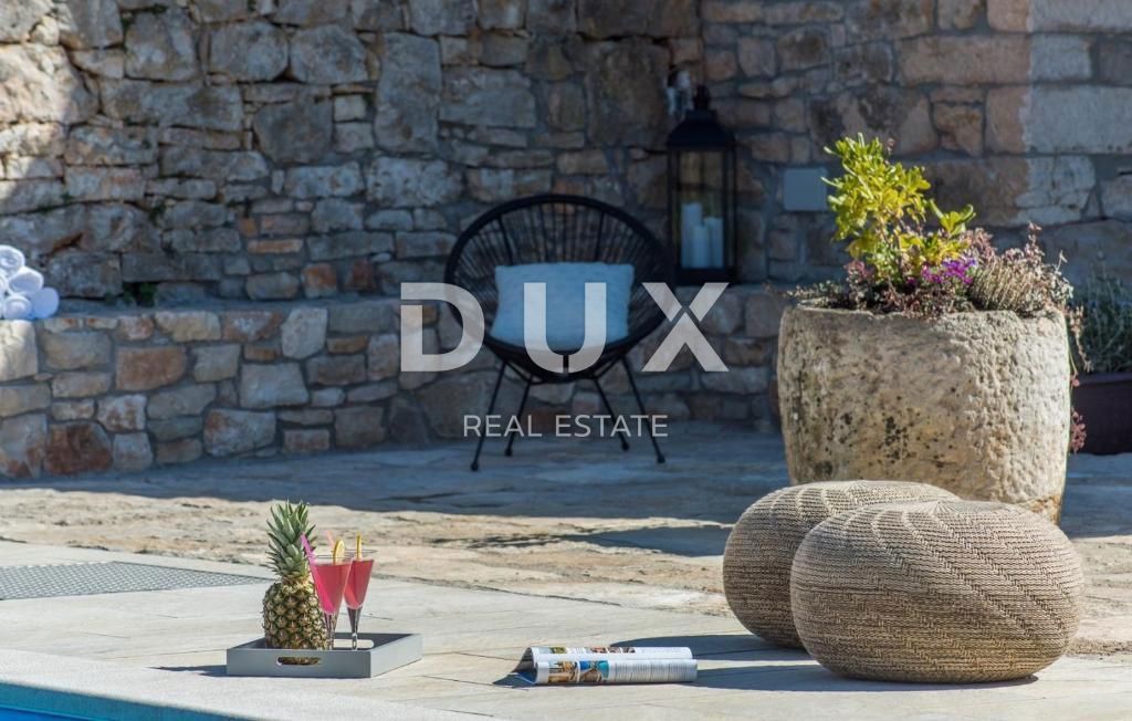 ISTRA, SVETI LOVREČ – Avtohtona kamnita vila z bazenom in 5000 m² zasebne posesti