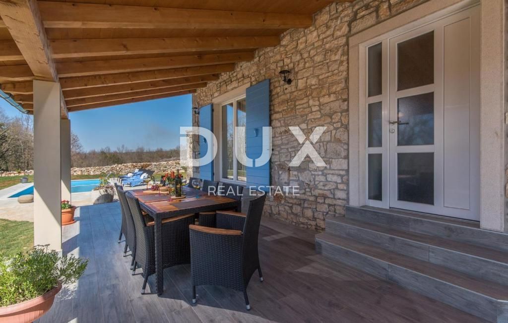 ISTRA, SVETI LOVREČ – Avtohtona kamnita vila z bazenom in 5000 m² zasebne posesti