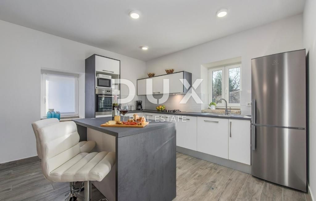 ISTRA, SVETI LOVREČ – Avtohtona kamnita vila z bazenom in 5000 m² zasebne posesti