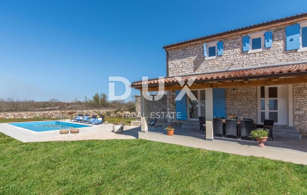 ISTRA, SVETI LOVREČ – Avtohtona kamnita vila z bazenom in 5000 m² zasebne posesti
