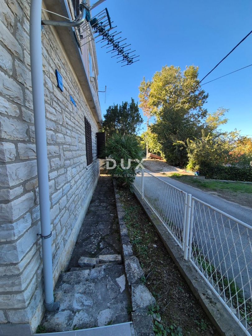 OBROVAC, KARIN - PRILOŽNOST! Prostorno stanovanje 150 m od plaže!