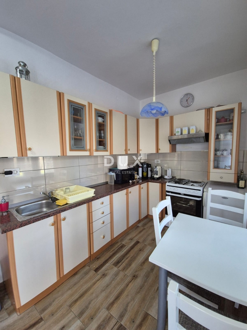 OBROVAC, KARIN - PRILOŽNOST! Prostorno stanovanje 150 m od plaže!