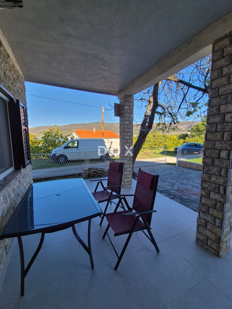 OBROVAC, KARIN - PRILOŽNOST! Prostorno stanovanje 150 m od plaže!