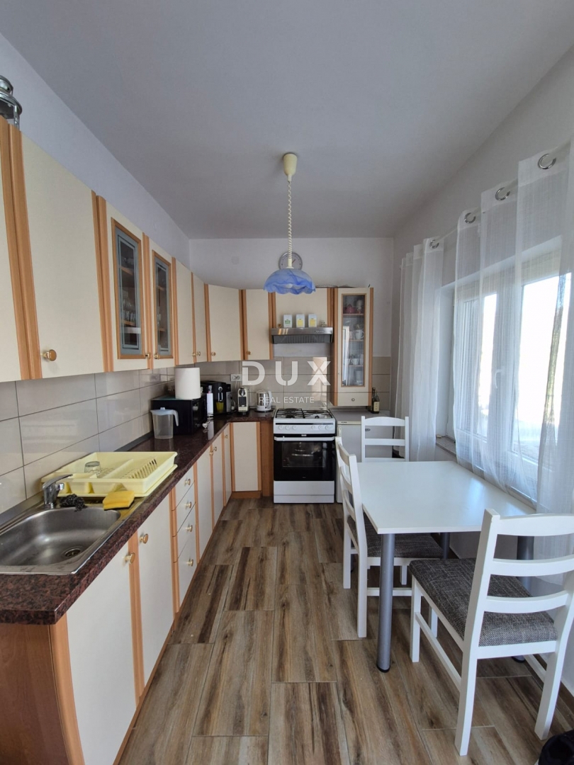 OBROVAC, KARIN - PRILOŽNOST! Prostorno stanovanje 150 m od plaže!