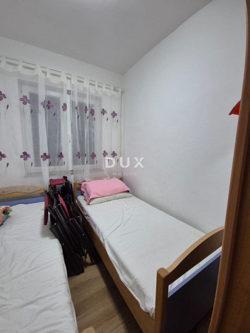 OBROVAC, KARIN - PRILOŽNOST! Prostorno stanovanje 150 m od plaže!