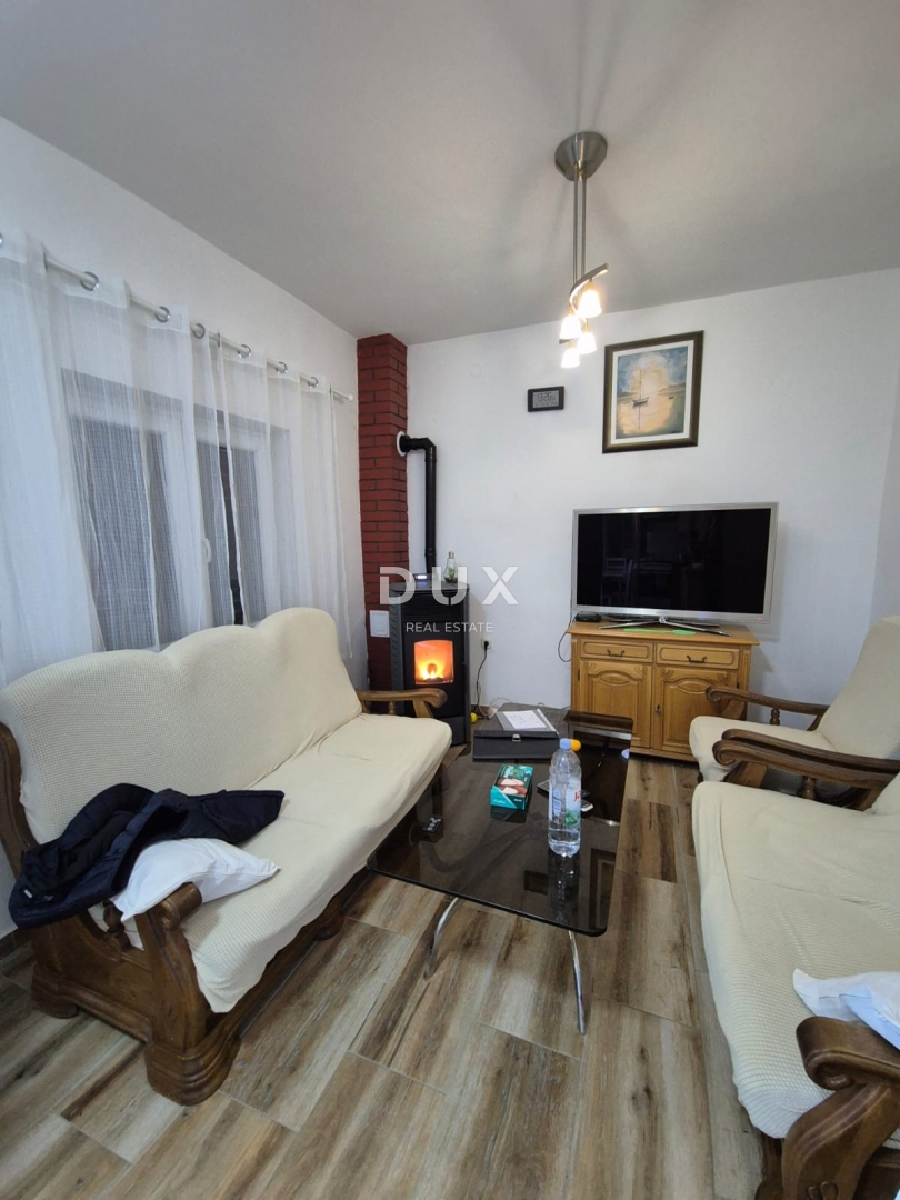 OBROVAC, KARIN - PRILOŽNOST! Prostorno stanovanje 150 m od plaže!