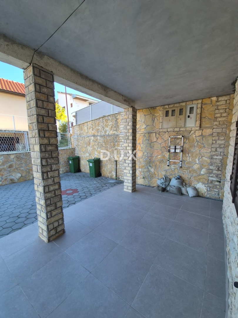 OBROVAC, KARIN - PRILOŽNOST! Prostorno stanovanje 150 m od plaže!