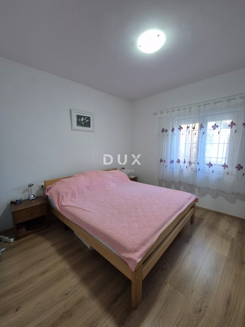 OBROVAC, KARIN - PRILOŽNOST! Prostorno stanovanje 150 m od plaže!