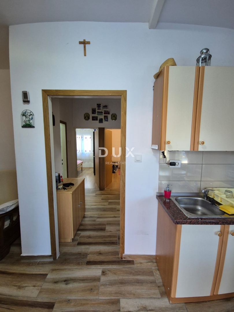 OBROVAC, KARIN - PRILOŽNOST! Prostorno stanovanje 150 m od plaže!