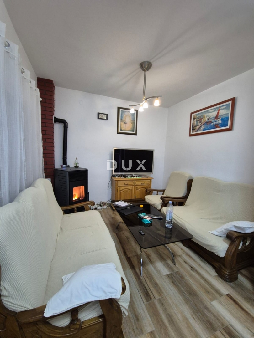 OBROVAC, KARIN - PRILOŽNOST! Prostorno stanovanje 150 m od plaže!