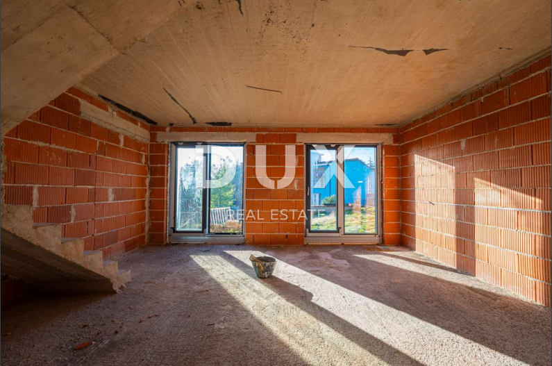 ISTRA, LIŽNJAN Gradbena parcela s hišo v ROH BAU izvedbi!