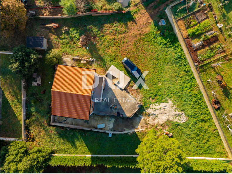 ISTRA, LIŽNJAN Gradbena parcela s hišo v ROH BAU izvedbi!