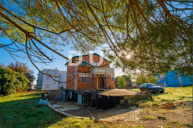 ISTRA, LIŽNJAN Gradbena parcela s hišo v ROH BAU izvedbi!