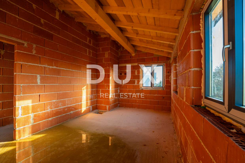 ISTRA, LIŽNJAN Gradbena parcela s hišo v ROH BAU izvedbi!