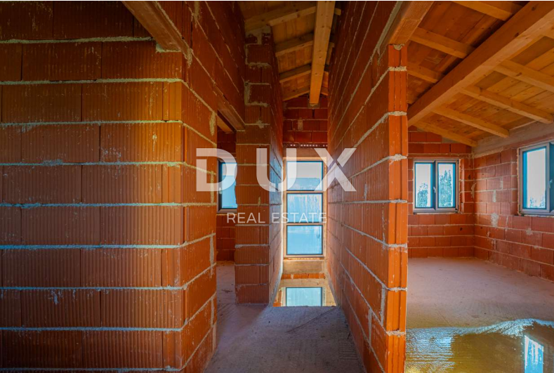 ISTRA, LIŽNJAN Gradbena parcela s hišo v ROH BAU izvedbi!