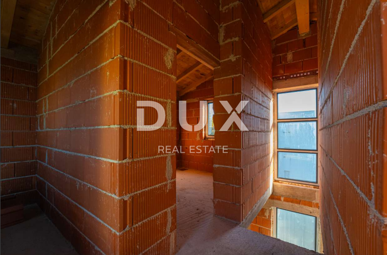 ISTRA, LIŽNJAN Gradbena parcela s hišo v ROH BAU izvedbi!