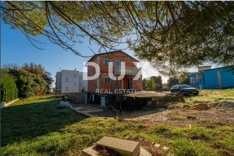 ISTRA, LIŽNJAN Gradbena parcela s hišo v ROH BAU izvedbi!