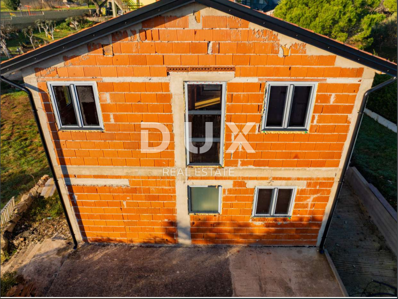 ISTRA, LIŽNJAN Gradbena parcela s hišo v ROH BAU izvedbi!