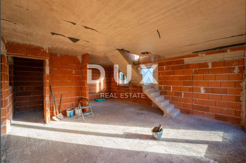 ISTRA, LIŽNJAN Gradbena parcela s hišo v ROH BAU izvedbi!