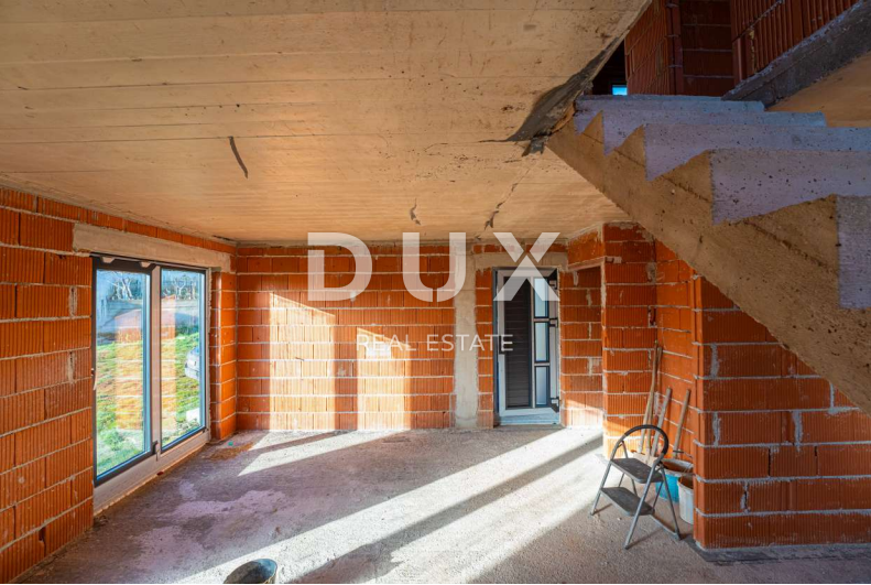 ISTRA, LIŽNJAN Gradbena parcela s hišo v ROH BAU izvedbi!