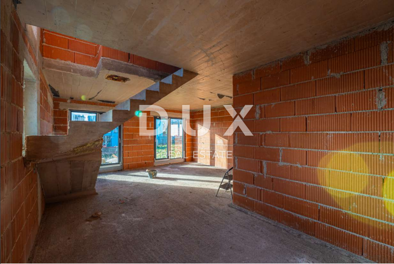 ISTRA, LIŽNJAN Gradbena parcela s hišo v ROH BAU izvedbi!