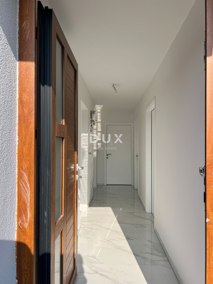 ISTRA, POREČ - Čudovito prenovljeno stanovanje v družinskem naselju z vrtom in prostorno teraso!