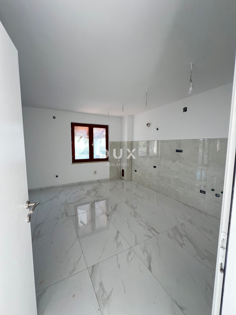 ISTRA, POREČ - Čudovito prenovljeno stanovanje v družinskem naselju z vrtom in prostorno teraso!