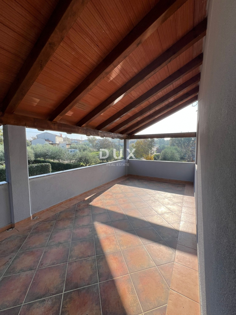 ISTRA, POREČ - Čudovito prenovljeno stanovanje v družinskem naselju z vrtom in prostorno teraso!