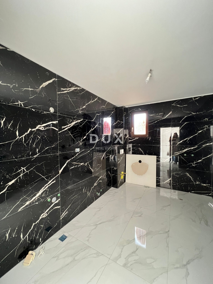 ISTRA, POREČ - Čudovito prenovljeno stanovanje v družinskem naselju z vrtom in prostorno teraso!