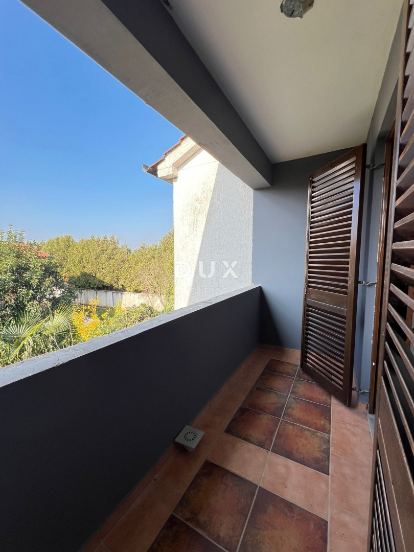 ISTRA, POREČ - Čudovito prenovljeno stanovanje v družinskem naselju z vrtom in prostorno teraso!