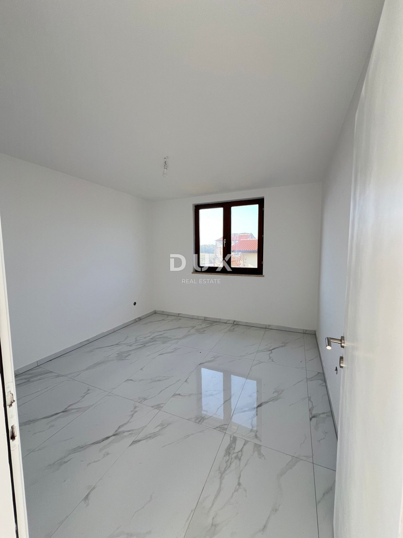 ISTRA, POREČ - Čudovito prenovljeno stanovanje v družinskem naselju z vrtom in prostorno teraso!