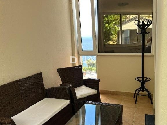 OPATIJA - stanovanje v stanovanjski stavbi z zaprto teraso le 200 metrov od plaže