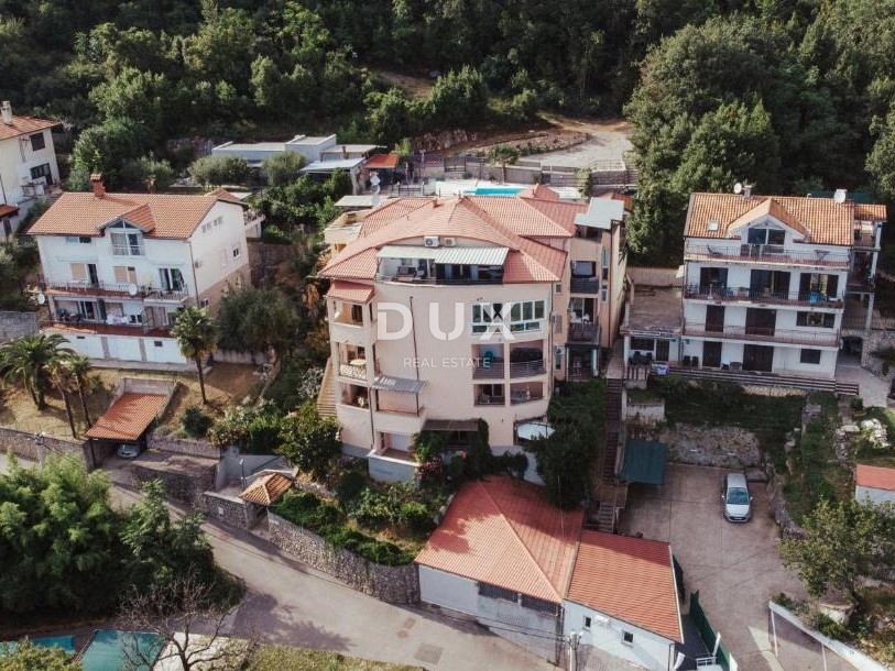 OPATIJA - stanovanje v stanovanjski stavbi z zaprto teraso le 200 metrov od plaže