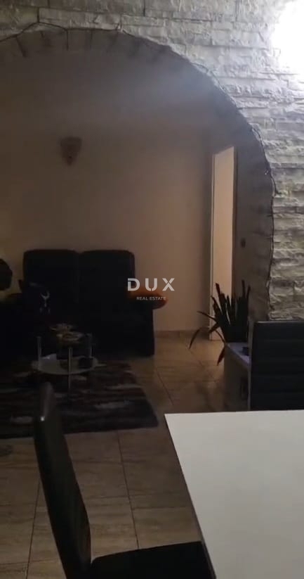 ISTRA, BALE - Enonadstropna hiša z velikim dvoriščem