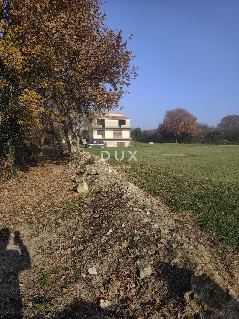 ISTRA, ŠIŠAN - Prostorna nedokončana hiša z veliko gradbeno parcelo