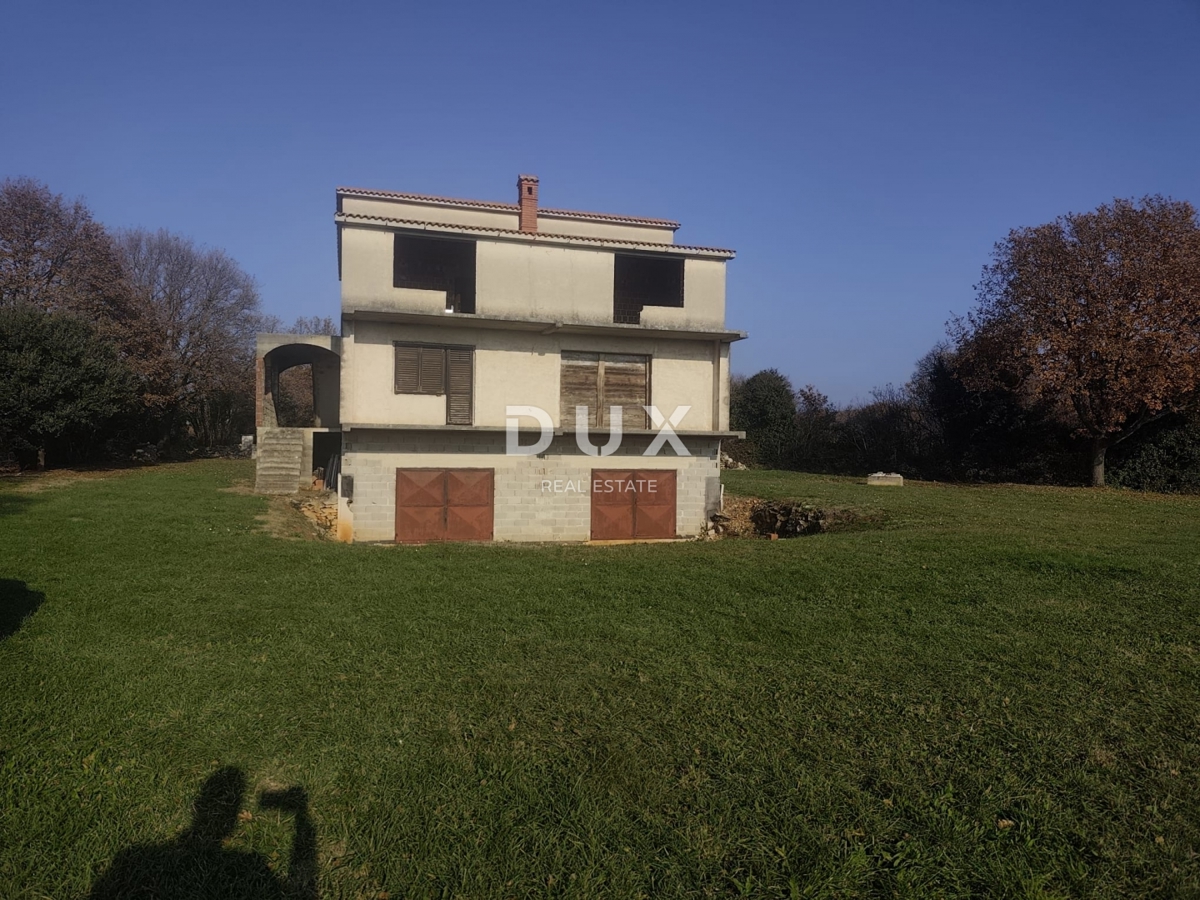 ISTRA, ŠIŠAN - Prostorna nedokončana hiša z veliko gradbeno parcelo